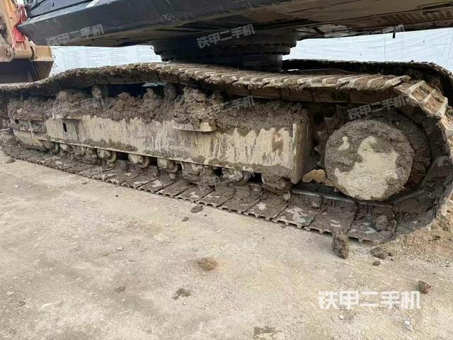 單側(cè)履帶整體(整機(jī)外觀) 單側(cè)履帶整體(整機(jī)外觀)
