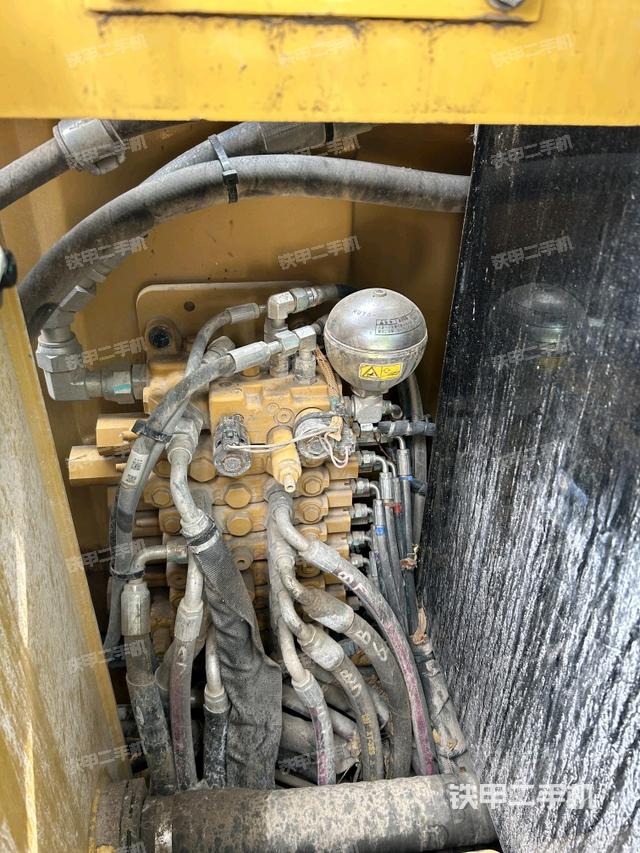 回轉(zhuǎn)馬達和主控閥(整機外觀) 回轉(zhuǎn)馬達和主控閥(整機外觀)