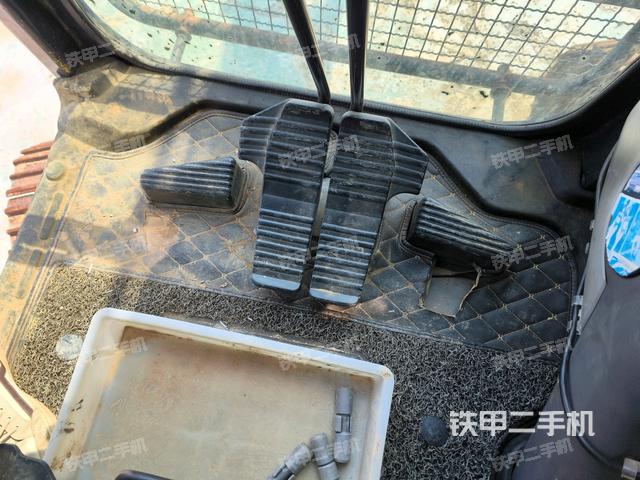 行走控制手柄和踏板?俯拍(駕駛室部分) 行走控制手柄和踏板?俯拍(駕駛室部分)