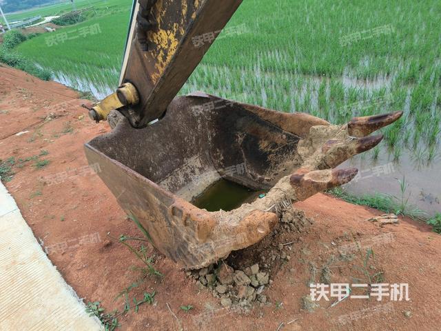 小臂整體左后(工作和回轉(zhuǎn)裝置) 小臂整體左后(工作和回轉(zhuǎn)裝置)