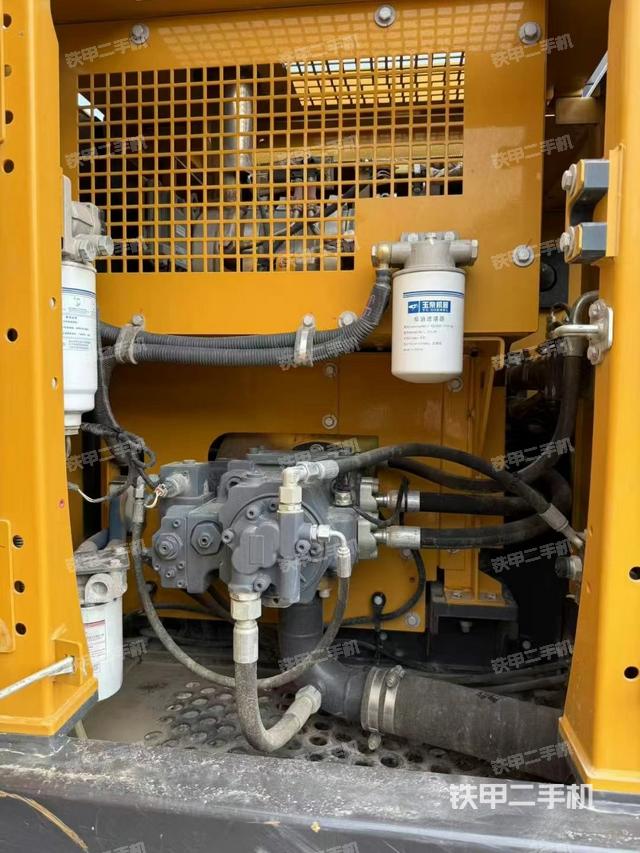 液壓泵艙室正面整體(整機外觀) 液壓泵艙室正面整體(整機外觀)