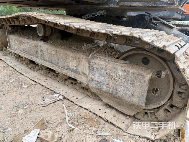 單側(cè)履帶整體(整機(jī)外觀) 單側(cè)履帶整體(整機(jī)外觀)