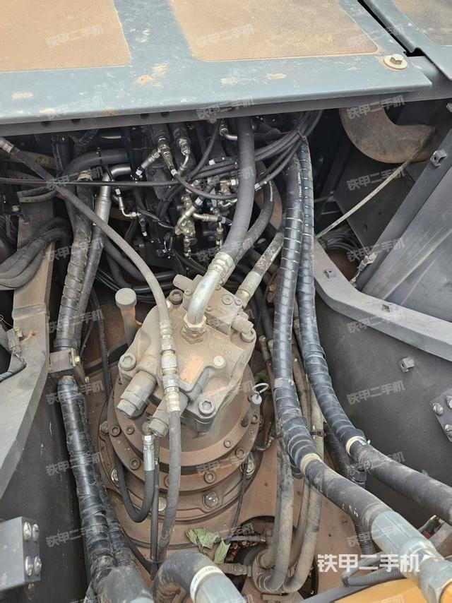 回转马达和主控阀（整机外观）