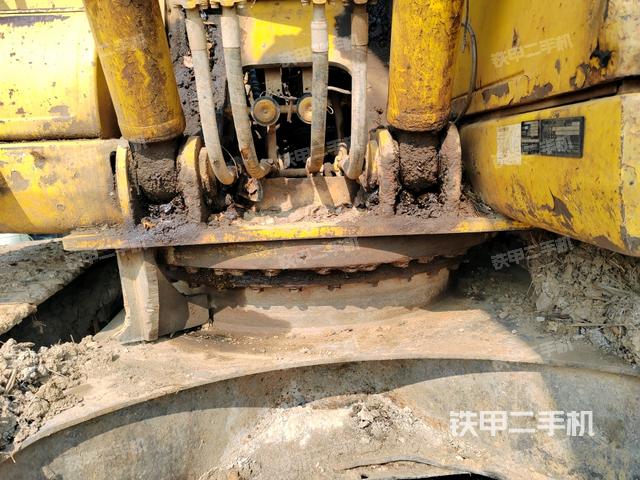 轉(zhuǎn)盤和下車架正前(工作和回轉(zhuǎn)裝置) 轉(zhuǎn)盤和下車架正前(工作和回轉(zhuǎn)裝置)