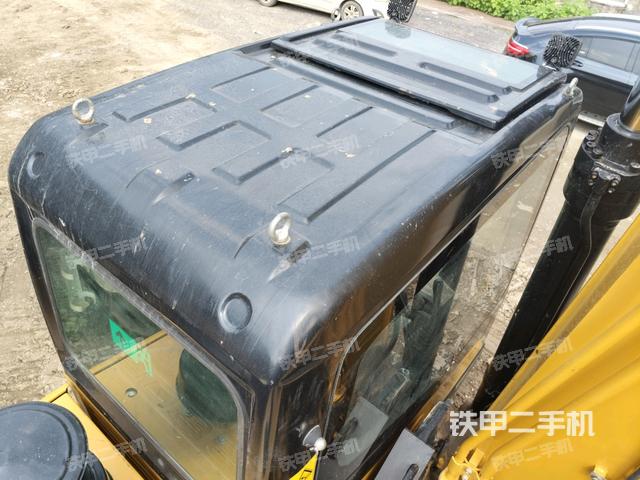 駕駛室頂部(整機(jī)外觀) 駕駛室頂部(整機(jī)外觀)