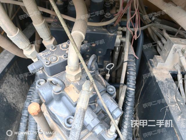 回轉(zhuǎn)馬達(dá)和主控閥(整機(jī)外觀) 回轉(zhuǎn)馬達(dá)和主控閥(整機(jī)外觀)