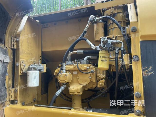 液壓泵艙室正面整體(整機(jī)外觀) 液壓泵艙室正面整體(整機(jī)外觀)