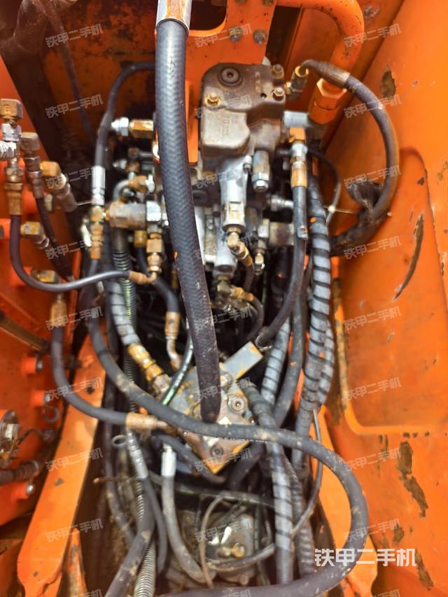 回轉(zhuǎn)馬達(dá)和主控閥(整機(jī)外觀) 回轉(zhuǎn)馬達(dá)和主控閥(整機(jī)外觀)