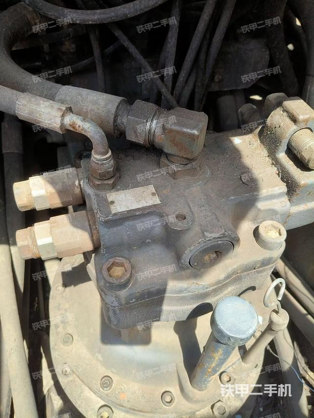 駕駛室頂部(整機(jī)外觀) 駕駛室頂部(整機(jī)外觀)