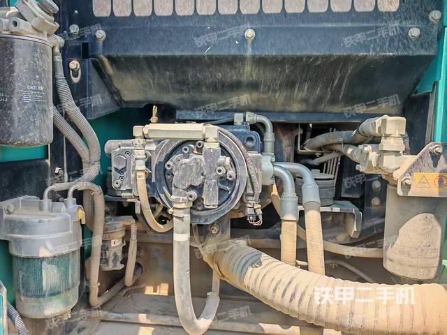 液压泵舱室正面整体（整机外观）