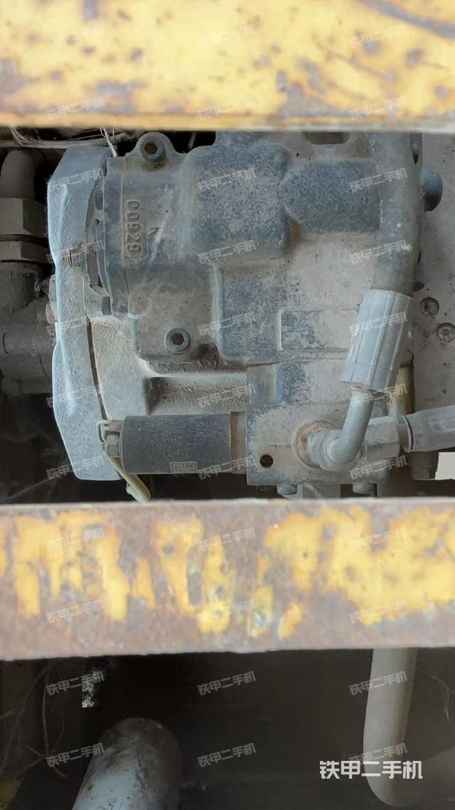 液壓泵艙室正面整體(整機(jī)外觀) 液壓泵艙室正面整體(整機(jī)外觀)
