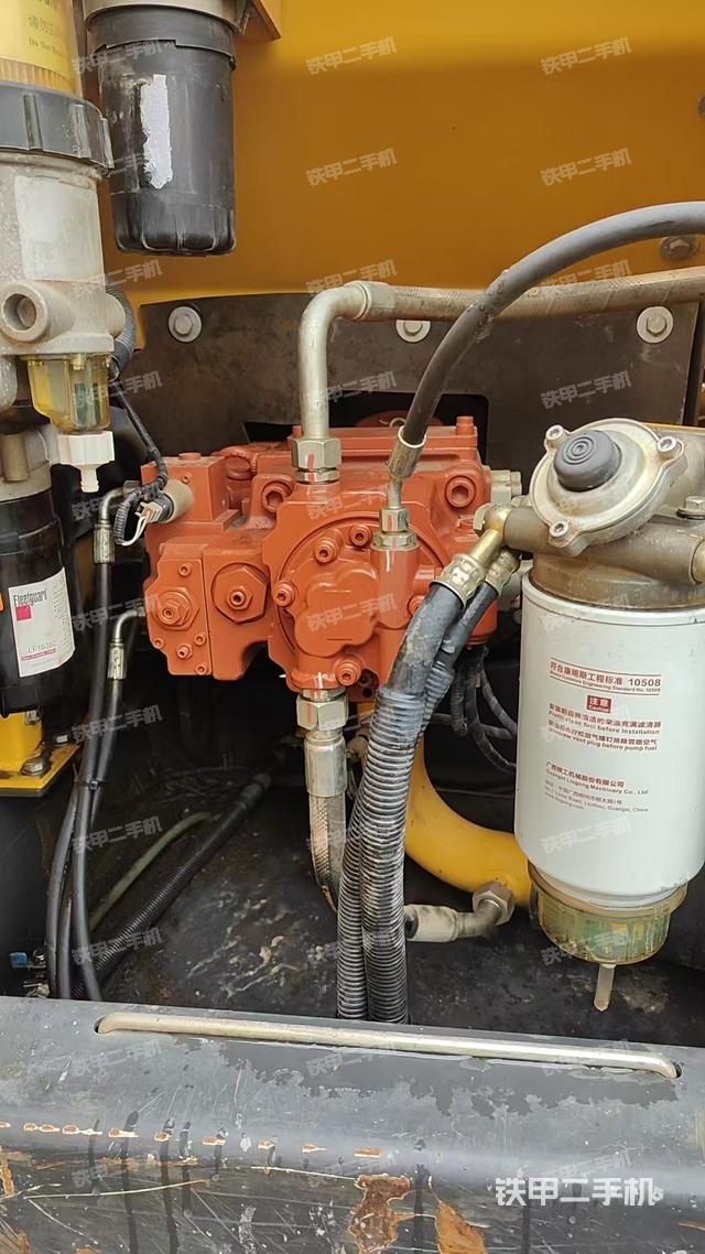 液壓泵艙室正面整體(整機(jī)外觀) 液壓泵艙室正面整體(整機(jī)外觀)