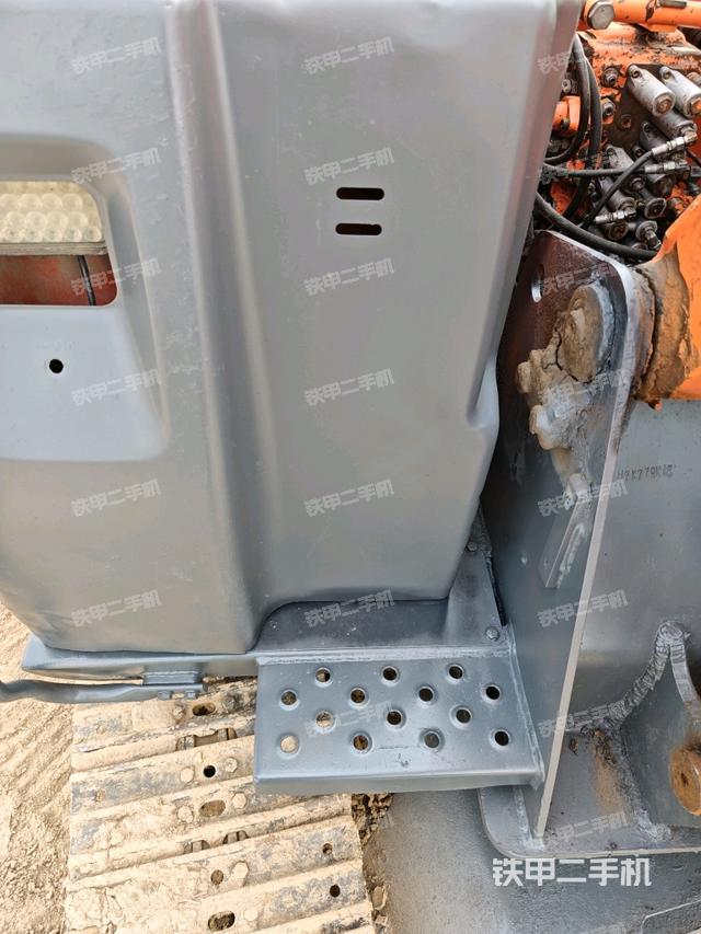 轉(zhuǎn)盤(pán)和下車(chē)架正前（工作和回轉(zhuǎn)裝置）