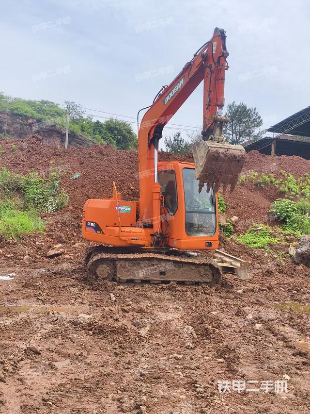 駕駛室頂部(整機(jī)外觀) 駕駛室頂部(整機(jī)外觀)
