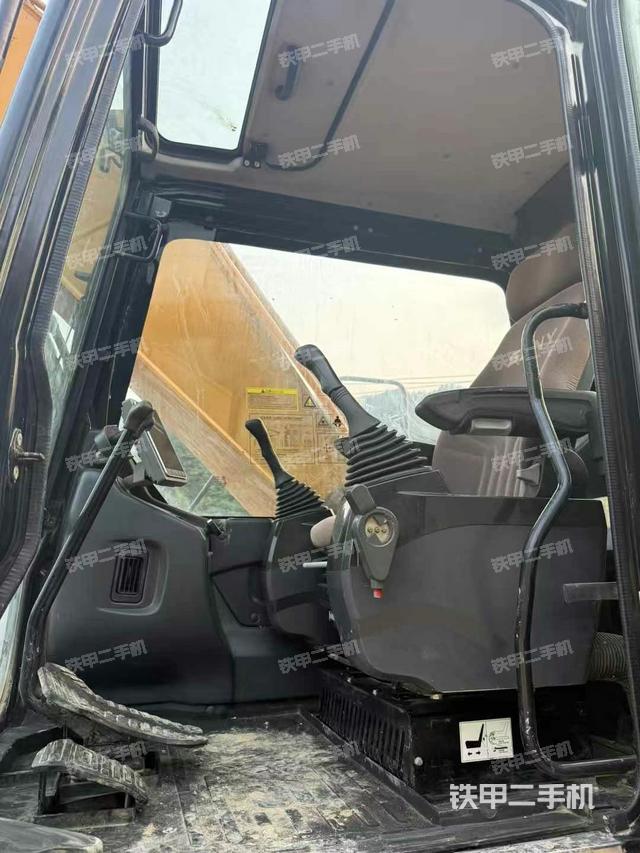 駕駛室整體(整機(jī)外觀) 駕駛室整體(整機(jī)外觀)