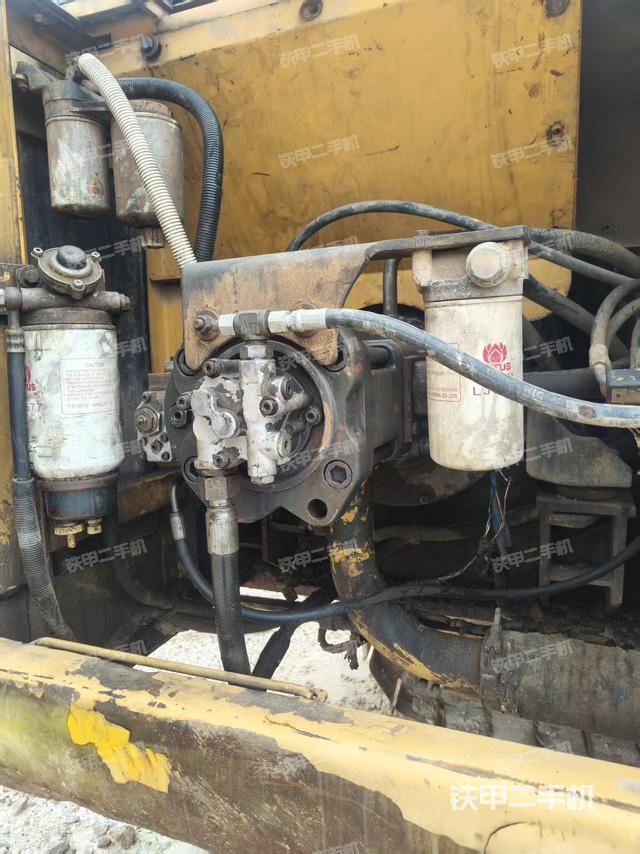 液压泵舱室正面整体（整机外观）