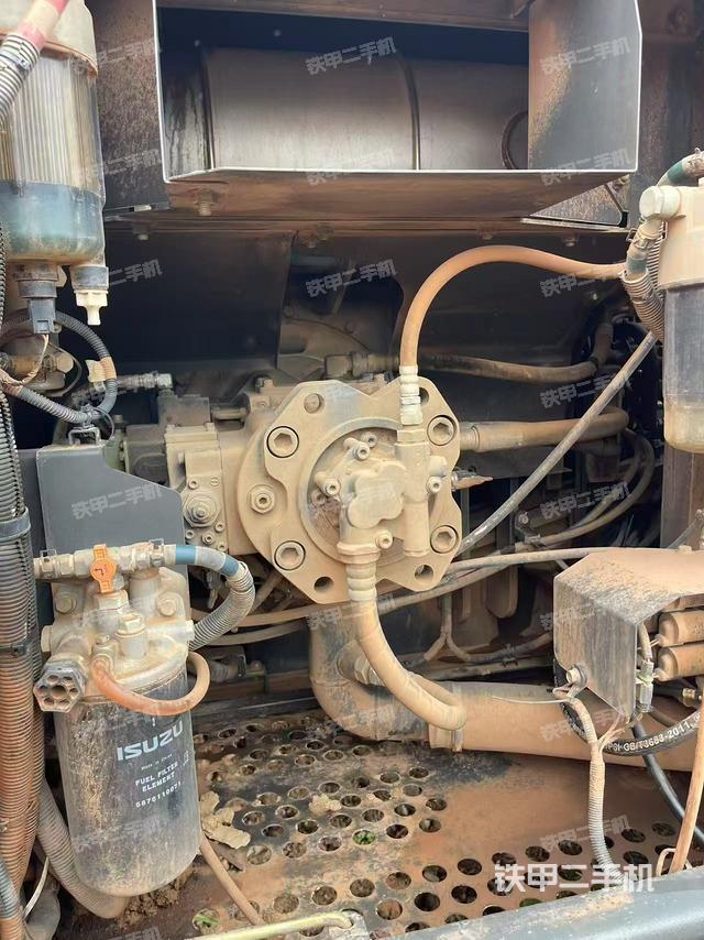 液压泵舱室正面整体（整机外观）