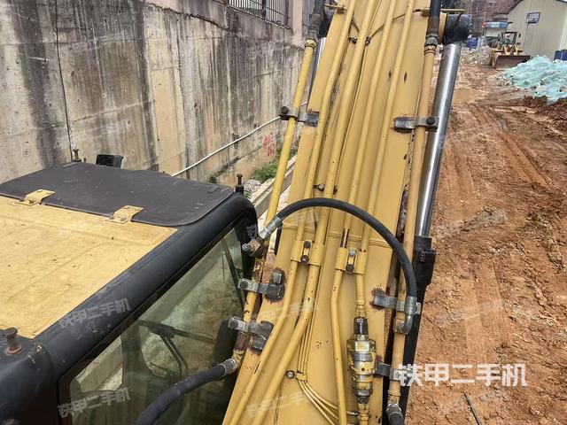 駕駛室頂部(整機(jī)外觀) 駕駛室頂部(整機(jī)外觀)