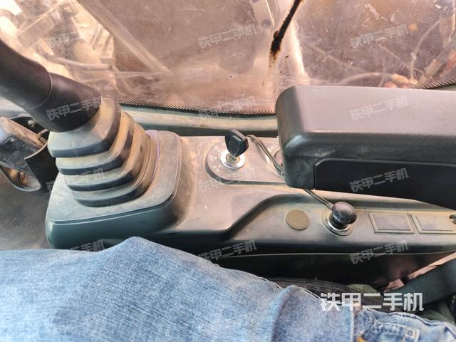 座椅右侧控制台/钥匙门/油门/含右手柄(驾驶室部分) 座椅右侧控制台/钥匙门/油门/含右手柄(驾驶室部分)