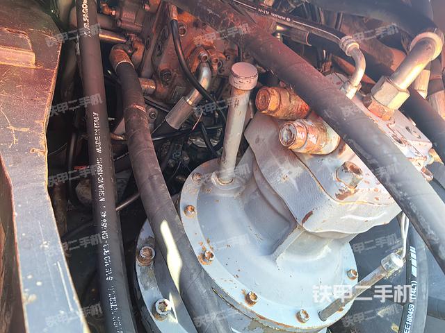 回轉馬達和主控閥(整機外觀) 回轉馬達和主控閥(整機外觀)