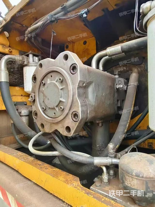 液压泵舱室正面整体（整机外观）