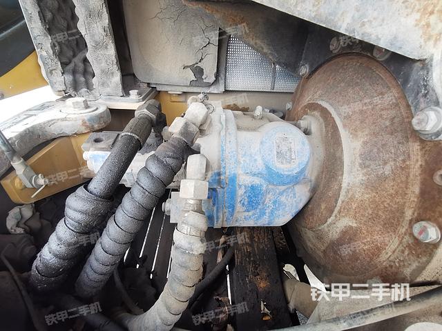 液压泵舱室正面整体（整机外观）