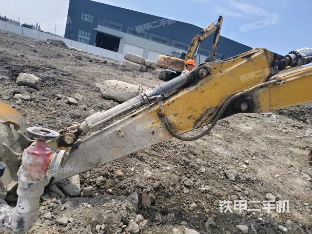 小臂整体左后(工作和回转装置) 小臂整体左后(工作和回转装置)