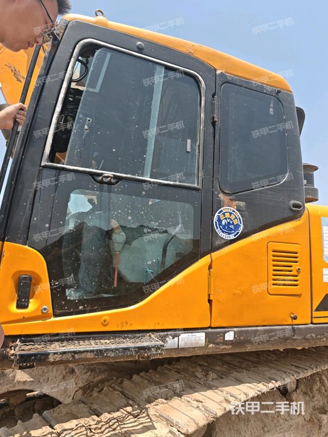 右側(cè)玻璃角標(駕駛室部分) 右側(cè)玻璃角標(駕駛室部分)