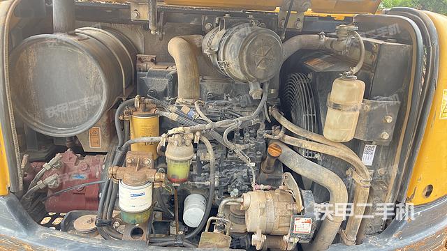 液压泵舱室正面整体（整机外观）