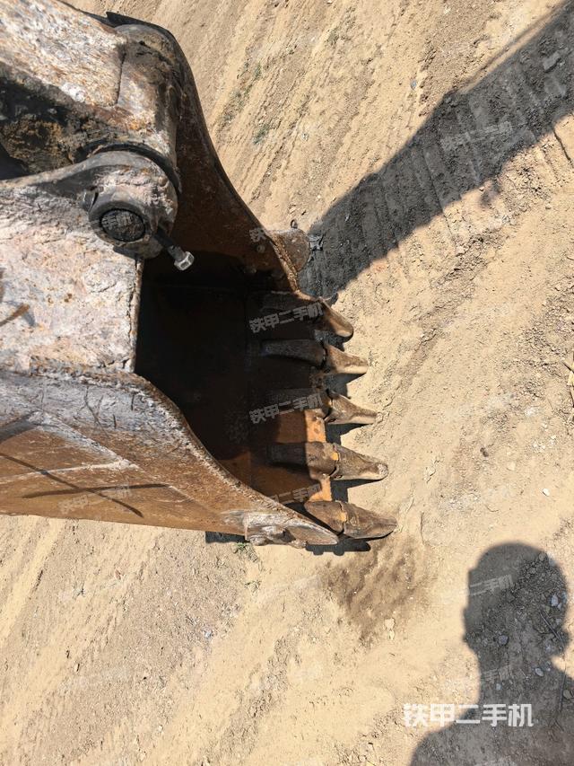 鏟斗右后整體(工作和回轉(zhuǎn)裝置) 鏟斗右后整體(工作和回轉(zhuǎn)裝置)