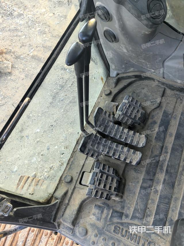 行走控制手柄和踏板?俯拍（駕駛室部分）