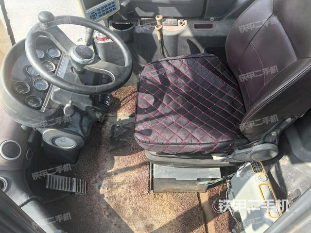 駕駛室內(nèi)部(駕駛室部分) 駕駛室內(nèi)部(駕駛室部分)