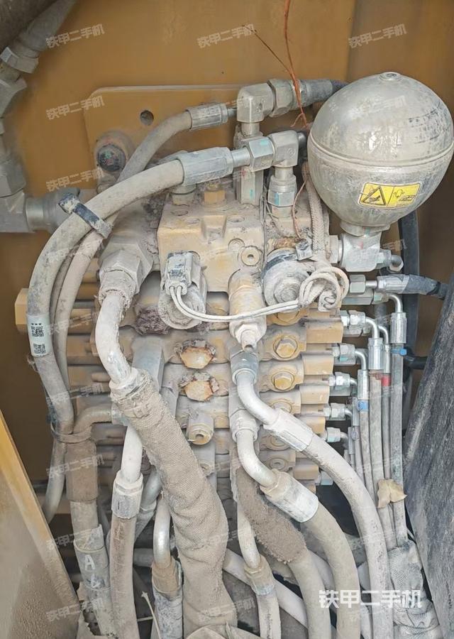 回转马达和主控阀（整机外观）