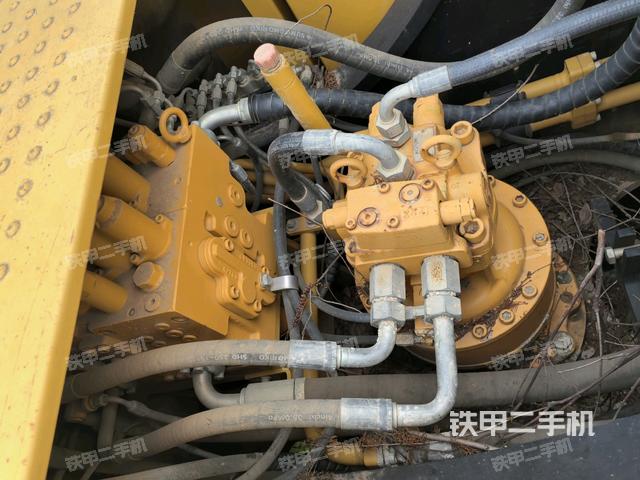 回轉馬達和主控閥(整機外觀) 回轉馬達和主控閥(整機外觀)