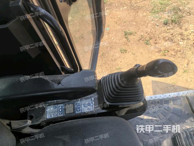 座椅右側(cè)控制臺(tái)/鑰匙門/油門/含右手柄(駕駛室部分) 座椅右側(cè)控制臺(tái)/鑰匙門/油門/含右手柄(駕駛室部分)