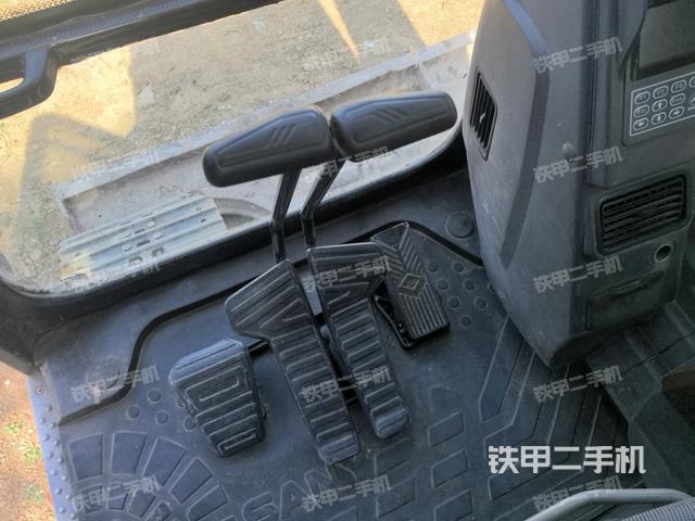 行走控制手柄和踏板?俯拍(駕駛室部分) 行走控制手柄和踏板?俯拍(駕駛室部分)