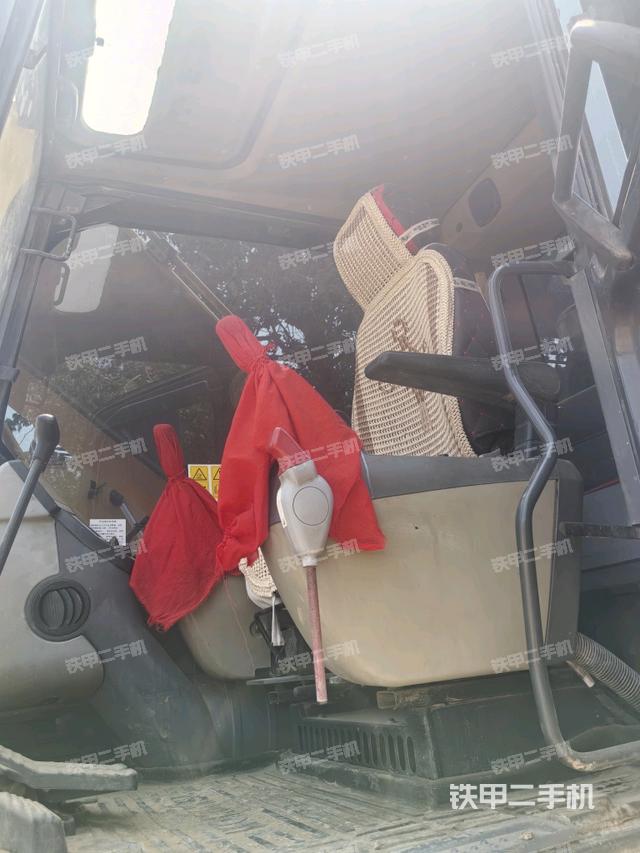 駕駛室整體(整機(jī)外觀) 駕駛室整體(整機(jī)外觀)