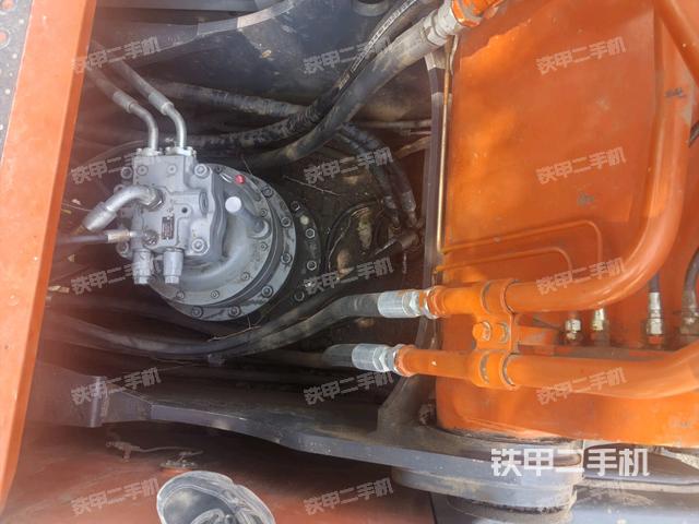 回转马达和主控阀(整机外观) 回转马达和主控阀(整机外观)