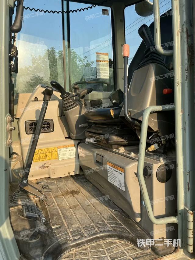 駕駛室整體(整機(jī)外觀) 駕駛室整體(整機(jī)外觀)