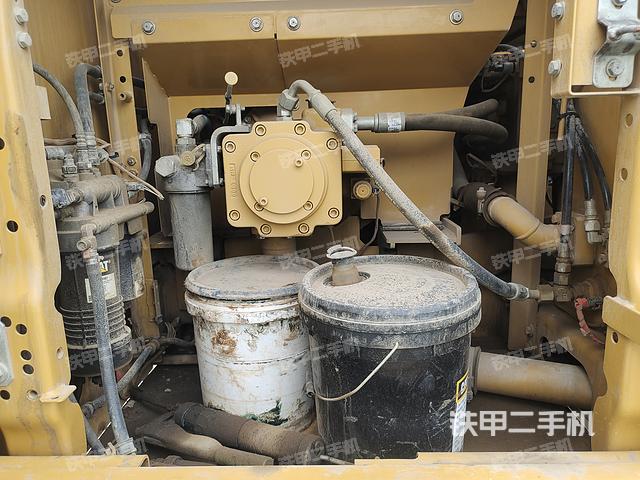 液压泵舱室正面整体（整机外观）