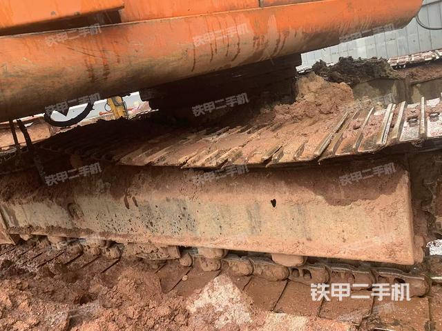 單側(cè)履帶整體(整機(jī)外觀) 單側(cè)履帶整體(整機(jī)外觀)