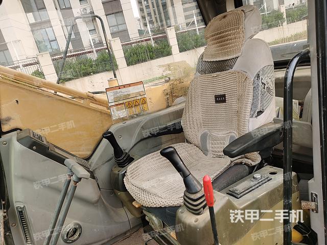 駕駛室整體(整機(jī)外觀) 駕駛室整體(整機(jī)外觀)