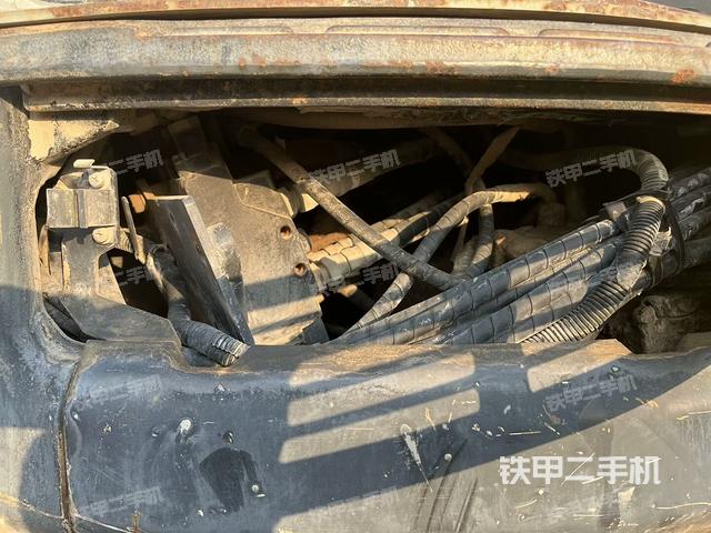 回轉(zhuǎn)馬達(dá)和主控閥(整機(jī)外觀) 回轉(zhuǎn)馬達(dá)和主控閥(整機(jī)外觀)