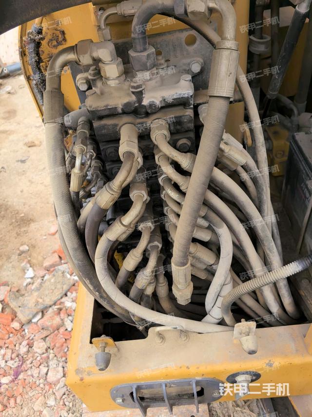 回轉(zhuǎn)馬達(dá)和主控閥（整機(jī)外觀）