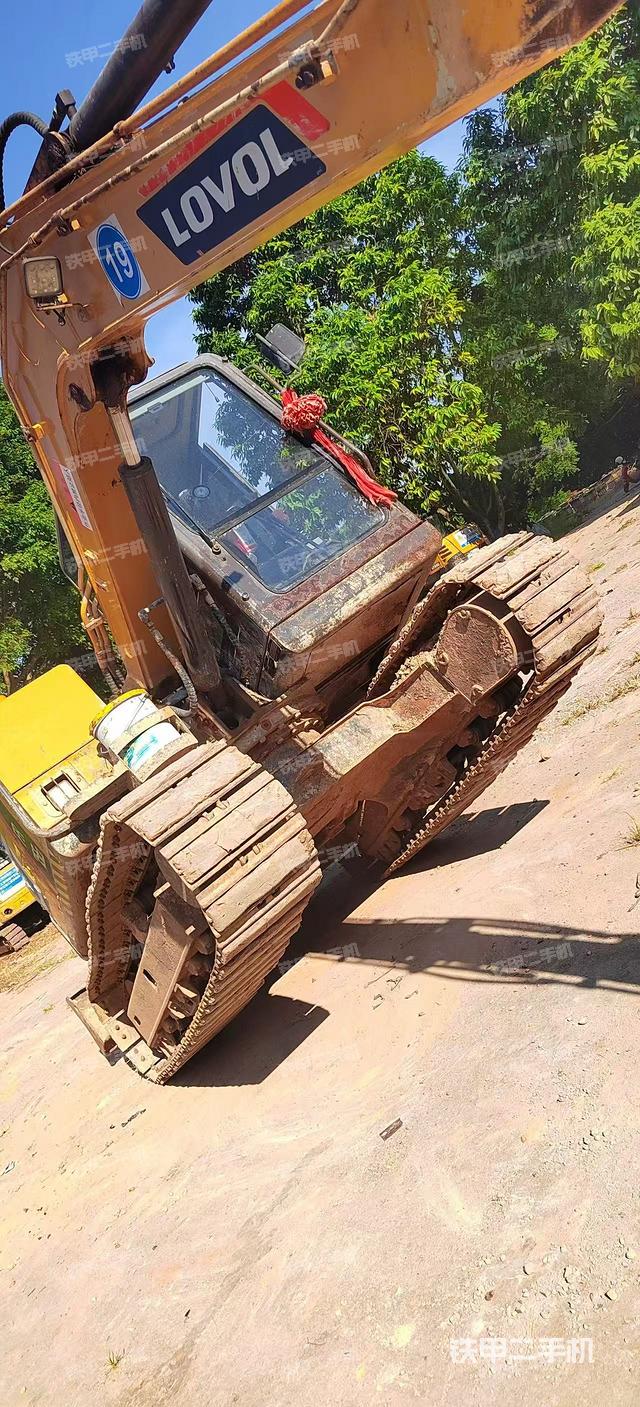 單側(cè)履帶整體(整機(jī)外觀) 單側(cè)履帶整體(整機(jī)外觀)