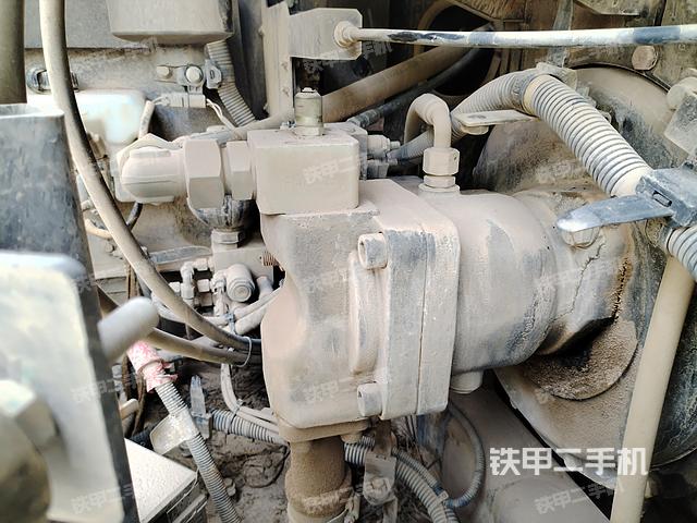 液壓泵艙室正面整體(整機外觀) 液壓泵艙室正面整體(整機外觀)