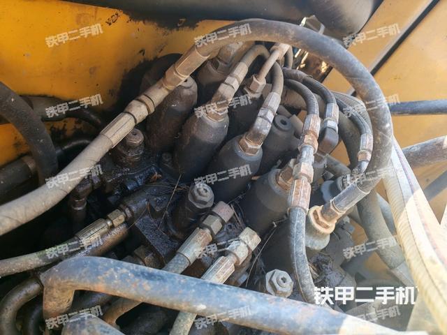 回转马达和主控阀（整机外观）