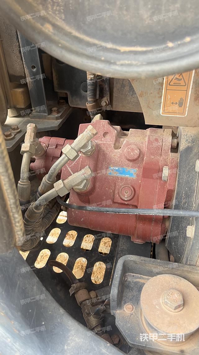 回转马达和主控阀（整机外观）