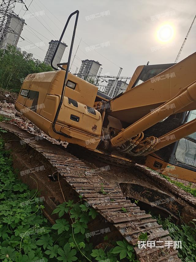 單側(cè)履帶整體(整機(jī)外觀) 單側(cè)履帶整體(整機(jī)外觀)
