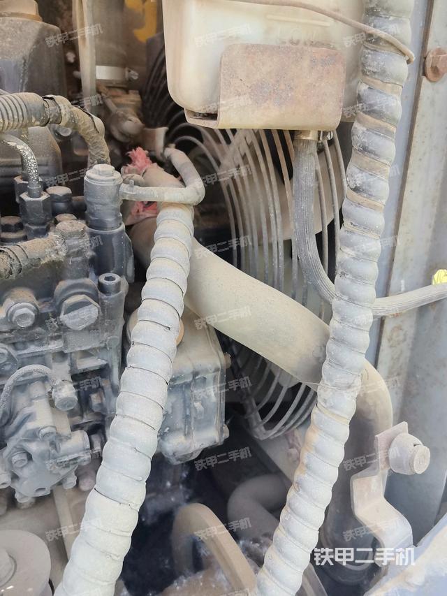 液壓泵艙室正面整體(整機(jī)外觀) 液壓泵艙室正面整體(整機(jī)外觀)